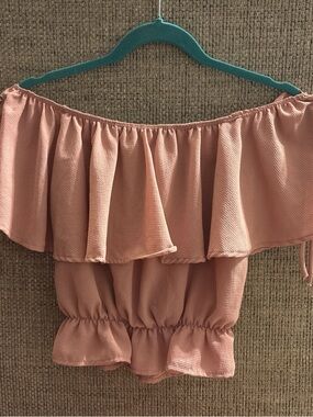 Daytrip Off-Shoulder Ruffle Crop Top in Mauve